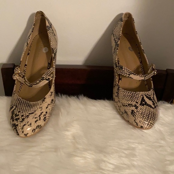 SHOES - Picture 3 of 8